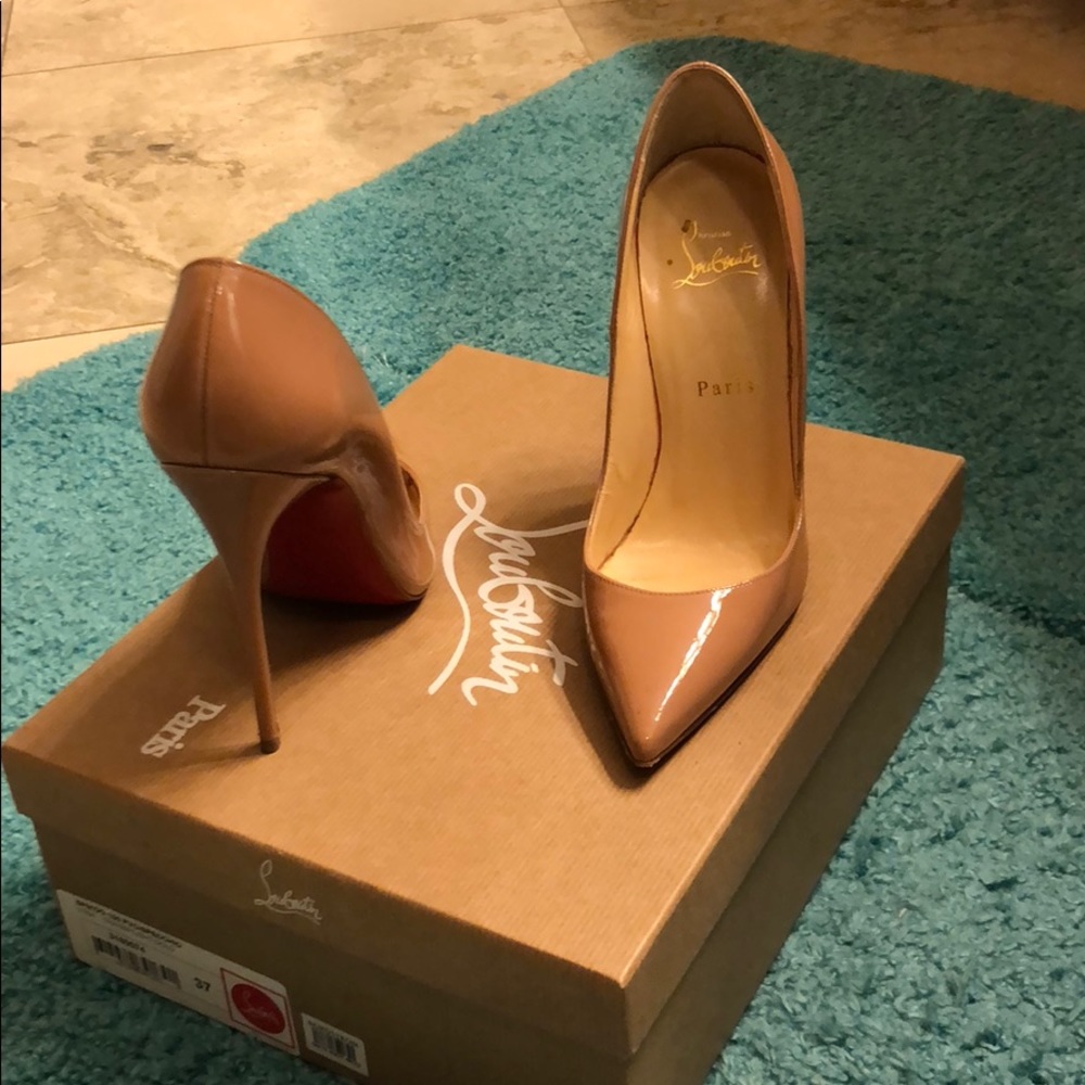 Nude “So Kate” Christian Louboutin pumps